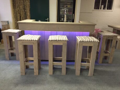 Te huur Steigerhouten bar / biertap met verlichting