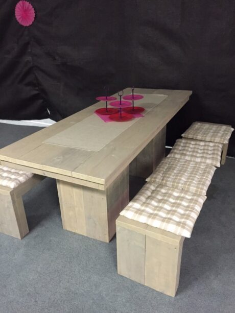 Steigerhouten tafel